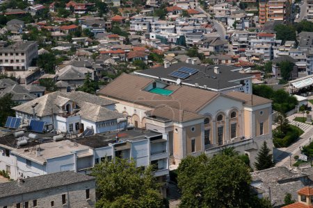 Ville de Gjirokaster dans le sud de l'Albanie. La vieille ville est inscrite au patrimoine mondial de l'UNESCO. Gros plan des bâtiments architecturaux.