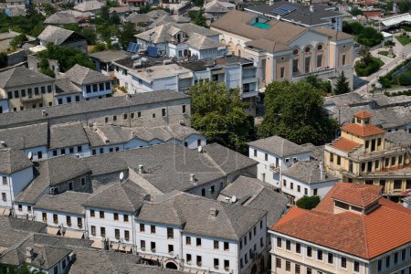 Stadt Gjirokaster im Süden Albaniens. Die Altstadt ist UNESCO-Weltkulturerbe. Nahaufnahme architektonischer Gebäude.