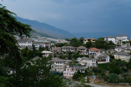 Stadt Gjirokaster im Süden Albaniens. Die Altstadt ist UNESCO-Weltkulturerbe. Nahaufnahme architektonischer Gebäude.