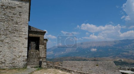 Ciudad de Gjirokaster en el sur de Albania. El casco antiguo es Patrimonio de la Humanidad por la UNESCO. Primer plano de los edificios arquitectónicos.