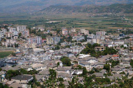 Girokastra es una ciudad en el sur de Albania, en el valle del río Drinos. Centro administrativo de la región y municipio. Clima mediterráneo. Paisaje urbano con esas famosas fachadas blancas alineadas.
