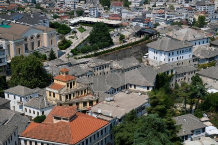 Ciudad de Gjirokaster en el sur de Albania. El casco antiguo es Patrimonio de la Humanidad por la UNESCO. Primer plano de los edificios arquitectónicos.