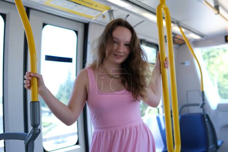 Schöne Mädchen in einem U-Bahn-Wagen in Vancouver Kanada, Stadtleben. Hochwertiges Foto