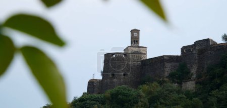 Festung in Gjirokastra ein riesiges Steingebäude auf einem hohen Berg in Albanien mit einer Uhr die Geschichte des Mittelalters einen schönen Blick von der Steinstadt auf das alte Dorf. Hochwertiges Foto