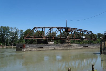 Puente de hierro sobre el río. Ferrocarril. Foto de alta calidad