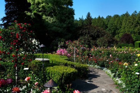 Victoria, Columbia Británica, Canadá Turistas en Butchart Gardens Sunken Garden. Alta calidad