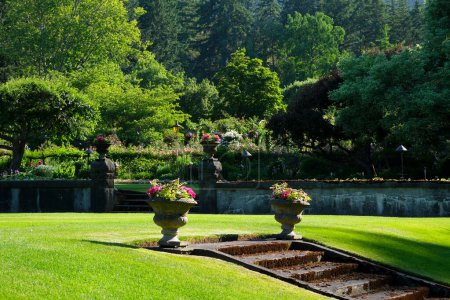 Victoria, Columbia Británica, Canadá Turistas en Butchart Gardens Sunken Garden. Alta calidad