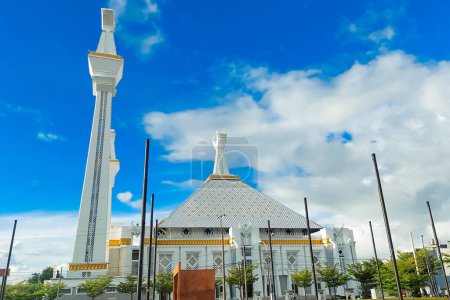 Blick auf den Sheikh Yusuf Gowa Park und die Moschee, Süd-Sulawesi, Indonesien