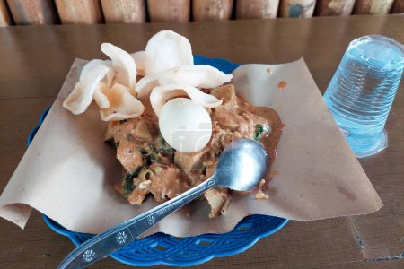 Gado-gado auf Papier ist verzehrfertig, das ist typisch indonesisches Essen