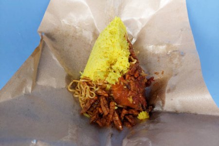 Téléchargez les photos : Riz jaune et plats d'accompagnement en papier alimentaire sont prêts à manger - en image libre de droit