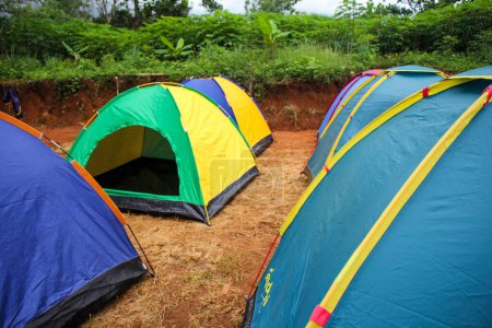 Vous pouvez voir le camp avec des tentes coniques alignées, cette activité est un camp familial