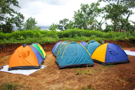Man kann das Lager mit konischen Zelten sehen, die aufgereiht sind, diese Aktivität ist ein Familienlager