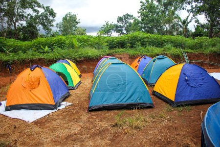 Man kann das Lager mit konischen Zelten sehen, die aufgereiht sind, diese Aktivität ist ein Familienlager