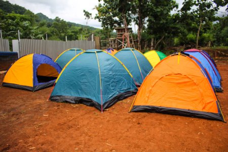 Foto de Se puede ver el campamento con carpas cónicas alineadas, esta actividad es un campamento familiar - Imagen libre de derechos