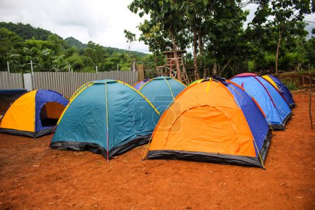 Téléchargez les photos : Vous pouvez voir le camp avec des tentes coniques alignées, cette activité est un camp familial - en image libre de droit
