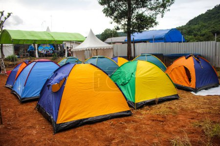 Téléchargez les photos : Vous pouvez voir le camp avec des tentes coniques alignées, cette activité est un camp familial - en image libre de droit