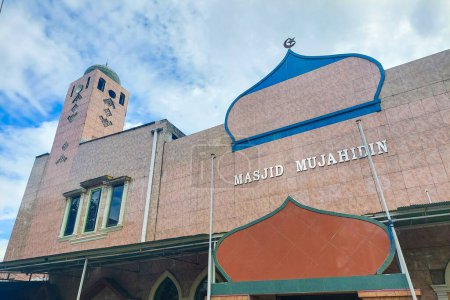Vista frontal artística de la mezquita contra el cielo azul por la tarde