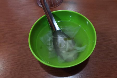 Téléchargez les photos : Transparent la soupe dans un petit bol prêt à manger - en image libre de droit