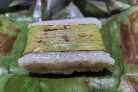 Téléchargez les photos : Riz grillé aux feuilles de banane sur la table prêt à manger - en image libre de droit