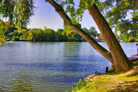Téléchargez les photos : Belle vue sur un lac par une douce journée d'octobre - en image libre de droit