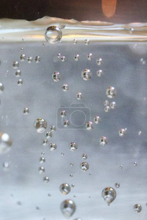 Foto de Fondo abstracto de una macrofotografía de un vaso de agua con gas - Imagen libre de derechos
