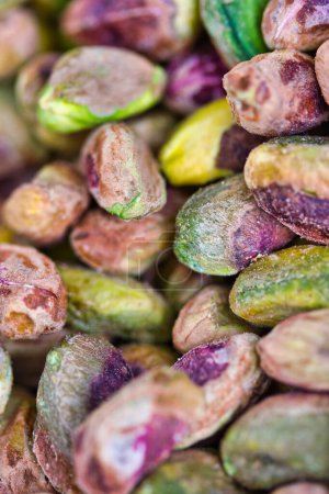 Foto de Las nueces de pistacho en un estante de mercado: macrofotografía de sabrosos alimentos salados - Imagen libre de derechos