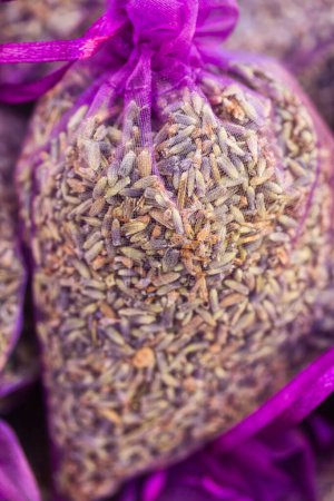 Foto de Bolso fino de semillas de lavanda con una cinta púrpura: regalo perfumado de la Provenza francesa - Imagen libre de derechos