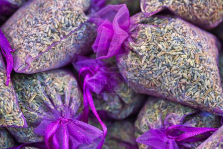 Téléchargez les photos : Beau sac de graines de lavande avec un ruban violet : cadeau parfumé de Provence française - en image libre de droit