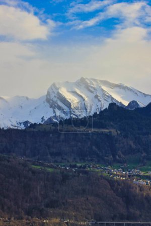 Téléchargez les photos : Charmant paysage de montagne avec des sommets enneigés et des nuages - en image libre de droit