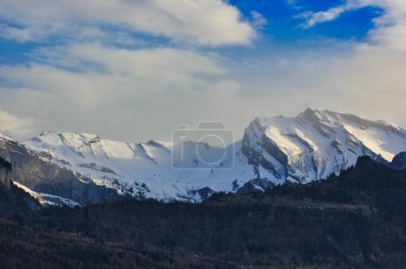 Téléchargez les photos : Beau paysage de montagne avec des sommets enneigés - en image libre de droit