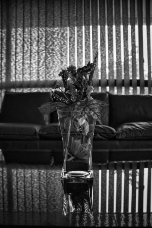 Foto de Cuadro de diseño en blanco y negro: jarrón de vidrio con flores en la mesa - Imagen libre de derechos