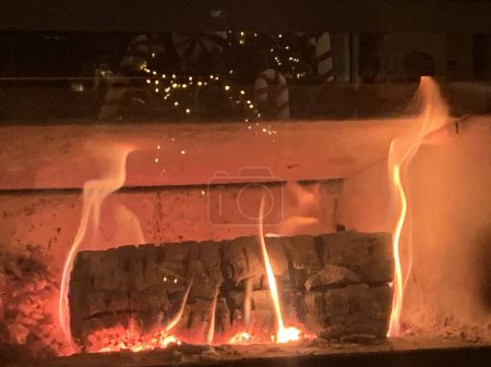 Téléchargez les photos : Belle scène chaude d'une cheminée en hiver : splendide papier peint - en image libre de droit