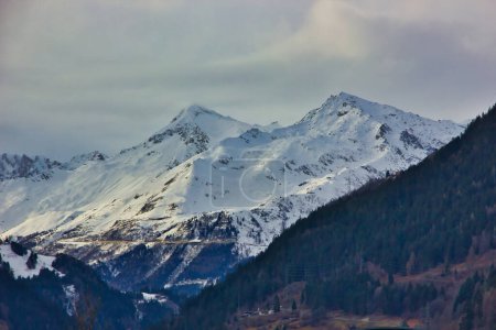 Téléchargez les photos : Paysage de montagne d'hiver. belle nature dans les montagnes en hiver. - en image libre de droit