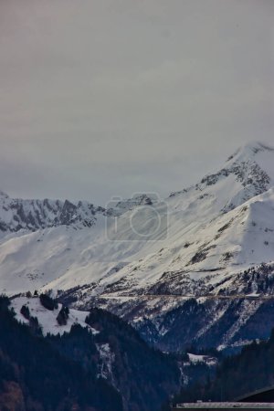 Téléchargez les photos : Paysage hivernal de montagne en Suisse - en image libre de droit