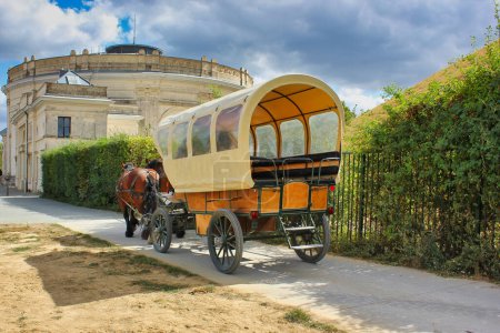 Téléchargez les photos : Chariot traditionnel à cheval à Waterloo (Belgique), pour les touristes - en image libre de droit