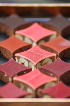 Foto de Deliciosos cuadrados de chocolate con muchas nueces: el regalo de San Valentín perfecto - Imagen libre de derechos