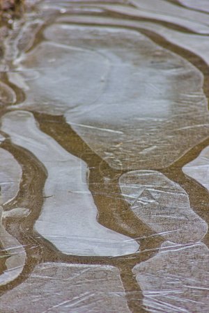 Téléchargez les photos : Surface gelée des rivières en hiver, créant une image abstraite accrocheuse - en image libre de droit