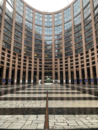 Téléchargez les photos : Bâtiment du Parlement européen à Strasbourg : cour intérieure par temps de pluie - en image libre de droit