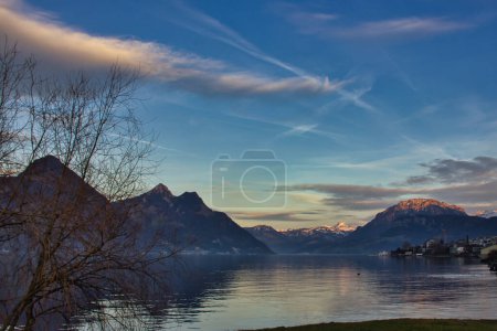 Téléchargez les photos : Vue panoramique sur le magnifique paysage alpin - en image libre de droit