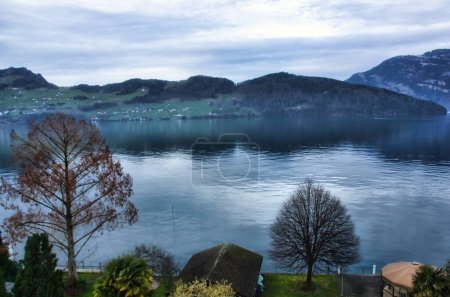 Téléchargez les photos : Paysage magique du lac de Lucerne en hiver au crépuscule - en image libre de droit