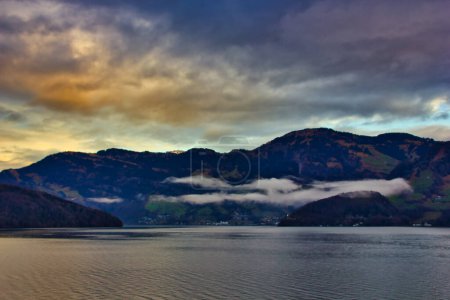 Téléchargez les photos : Vue du crépuscule du lac de Luzern en hiver : couleurs magiques réfléchies sur l'eau - en image libre de droit