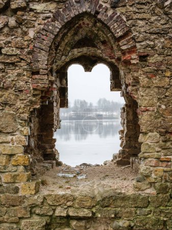 Retrocede en el tiempo en Kokneses Pilsdrupas, donde antiguas ruinas susurran cuentos de épocas pasadas en el corazón de Letonia