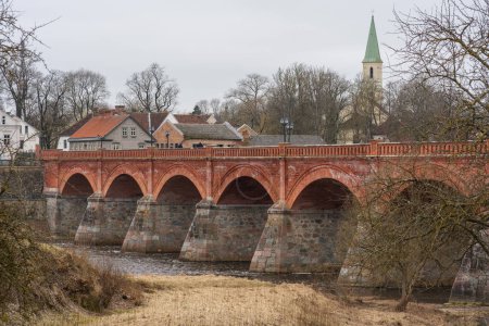 Eine Brücke mit Geschichten vergangener Jahrhunderte, die Schönheit der roten Ziegel von Kuldiga flüstert Geschichten lettischen Erbes und Widerstandsfähigkeit