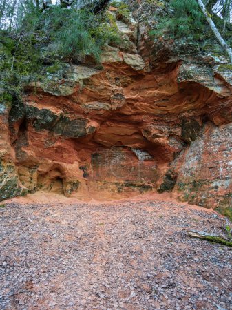 Los acantilados rojos de Cesis ofrecen un vistazo al pasado antiguo de Letonia, sus caras erosionadas que cuentan la historia de millones de años de evolución geológica