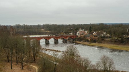 Téléchargez les photos : Capturez l'essence de l'architecture lettone en explorant l'élégance rustique du pont en brique rouge de Kuldiga, véritable joyau du passé. - en image libre de droit