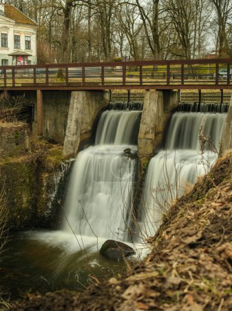 Aleksupite Waterfall, una joya escondida en Kuldiga, Latvija, invita a los aventureros a presenciar su belleza en cascada en medio de los tranquilos alrededores