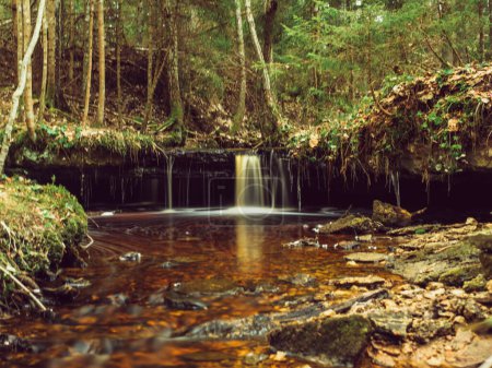 A través del arte de la exposición prolongada, Olupite Waterfall se transforma en una cascada mística, tejiendo historias del esplendor natural de Letonia