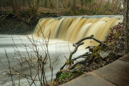 Lange Belichtungszeiten offenbaren den anmutigen Tanz des Ivandes-Wasserfalls, einer heiteren Symphonie, die in der Zeit inmitten der natürlichen Schönheit Lettlands eingefroren ist
