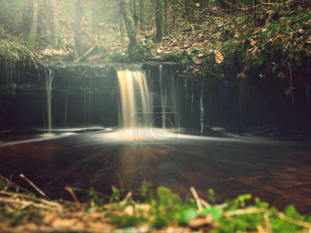 Capturado en la larga exposición, el rápido flujo de Olupite Waterfall se transforma en un espectáculo fascinante, una oda a la belleza indómita de Letonia.