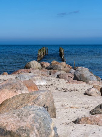 Auf dem zerklüfteten Pfad begeben sich Abenteurer auf eine nostalgische Reise zum Lapmezciems Beach Dock, wo im Flüstern der Ostsee Geschichten aus vergangenen Tagen warten.